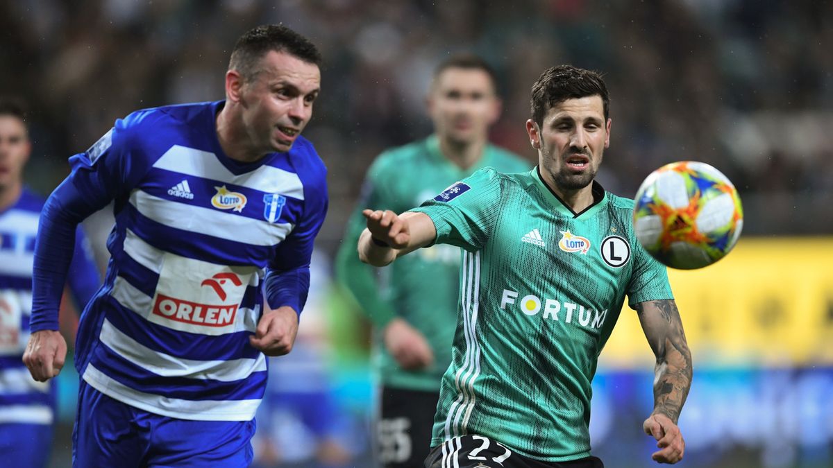 PAP / Piotr Nowak / Na zdjęciu: piłkarz Legii Warszawa Paweł Wszołek (z prawej) i Cezary Stefańczyk (z lewej) z Wisły Płock