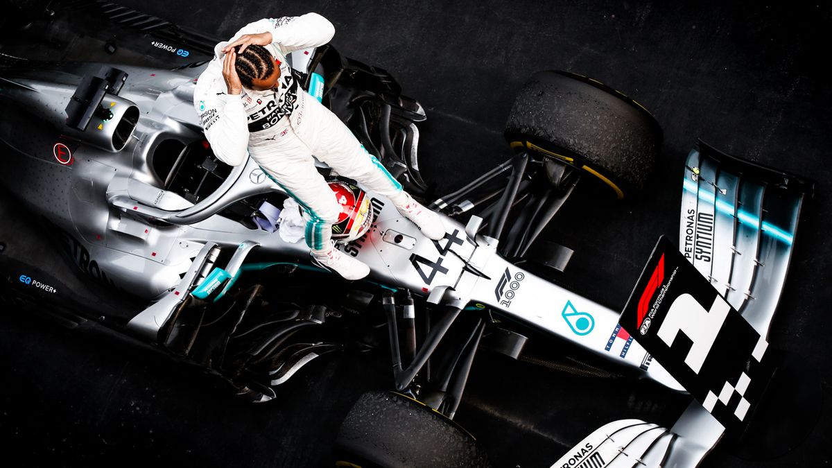 Lewis Hamilton cieszący się z wygranej