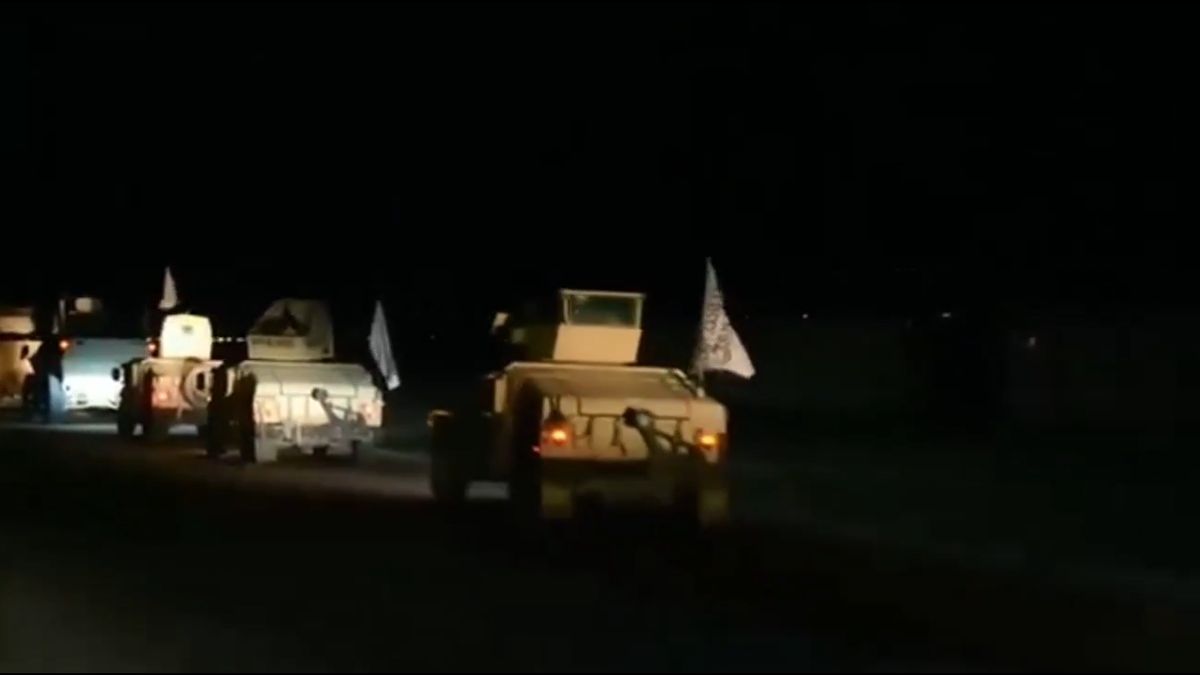 Siły Talibanu w drodze do granicy z Pakistanem.