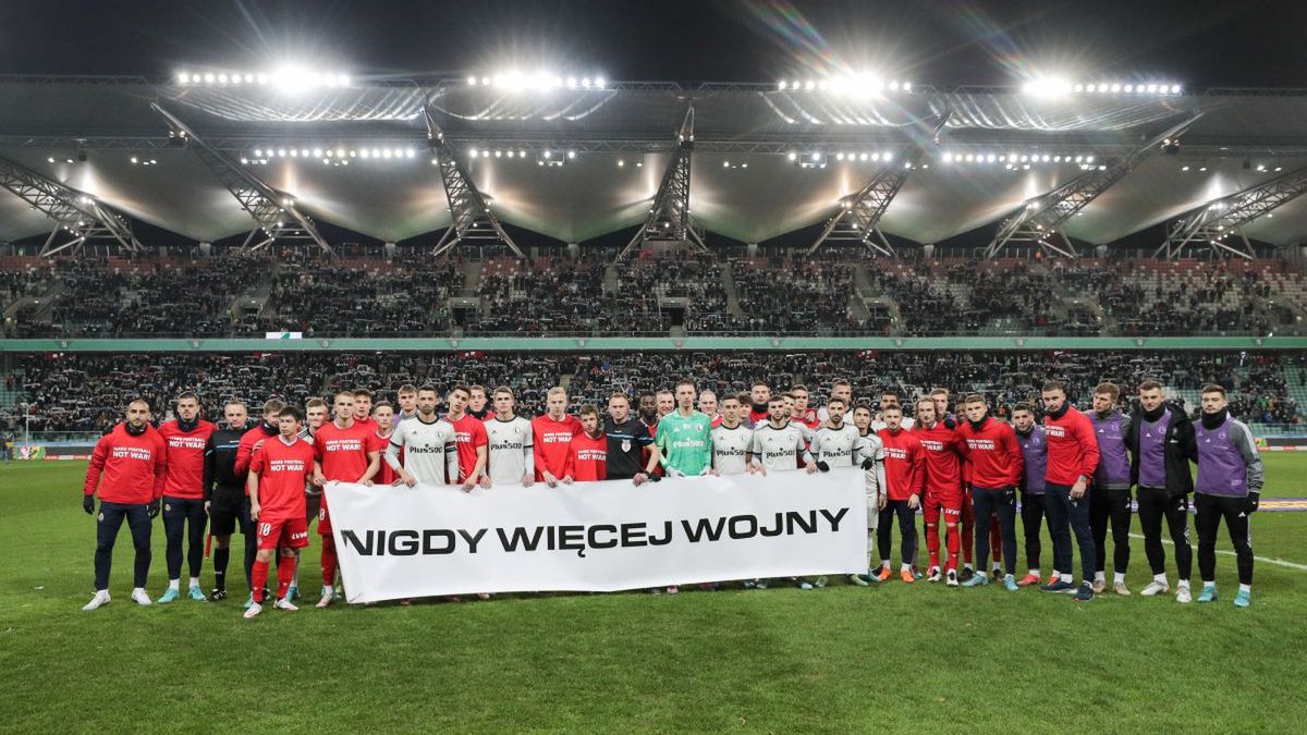 Zdjęcie okładkowe artykułu: Twitter / Legia Warszawa / Na zdjęciu: piłkarze Legii Warszawa i Wisły Kraków przed meczem