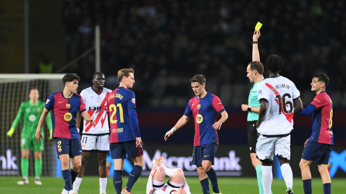 Getty Images / David Ramos / Na zdjęciu: Mario Melero Lopez pokazuje żółtą kartkę w meczu Barcelona - Rayo Vallecano