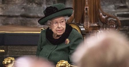 Elżbieta II nie pokazywała się od miesięcy. Uwagę zwraca, z kim przyjechała na nabożeństwo
