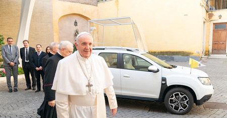 Dacia Duster jako papamobile. Papież Franciszek ma nowe auto