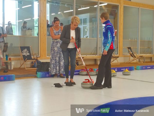 Prezydent Łodzi podczas próby gry w curling