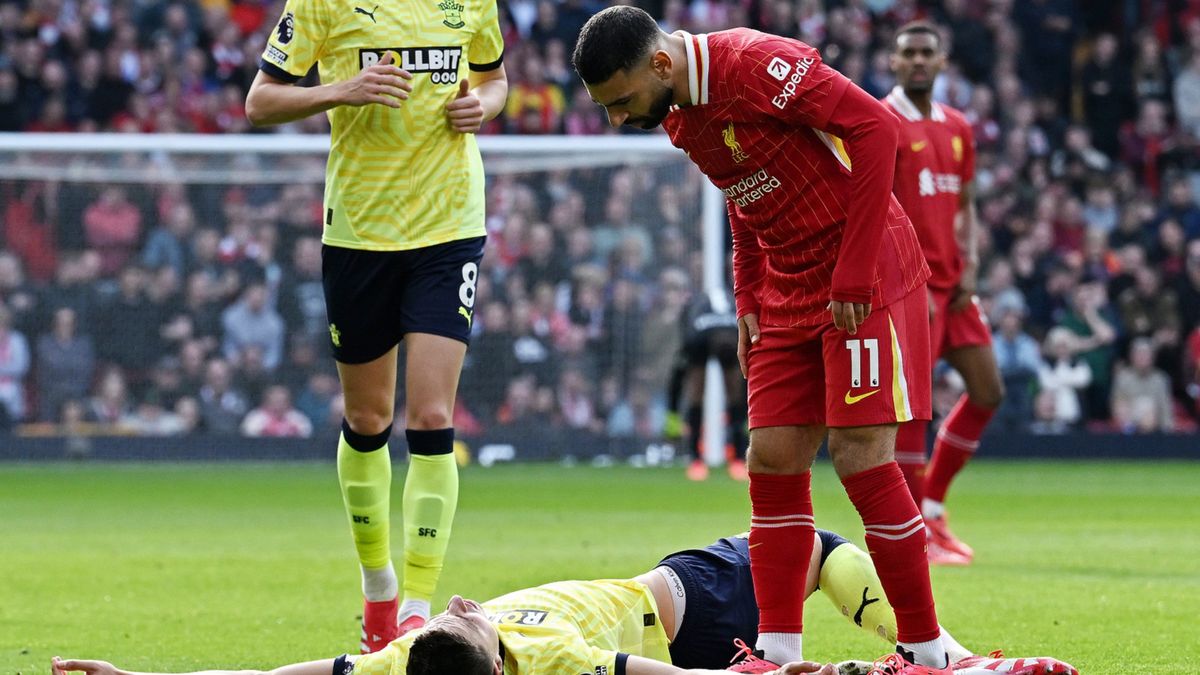 Getty Images / Liverpool FC / Na zdjęciu: Bednarek po zderzeniu