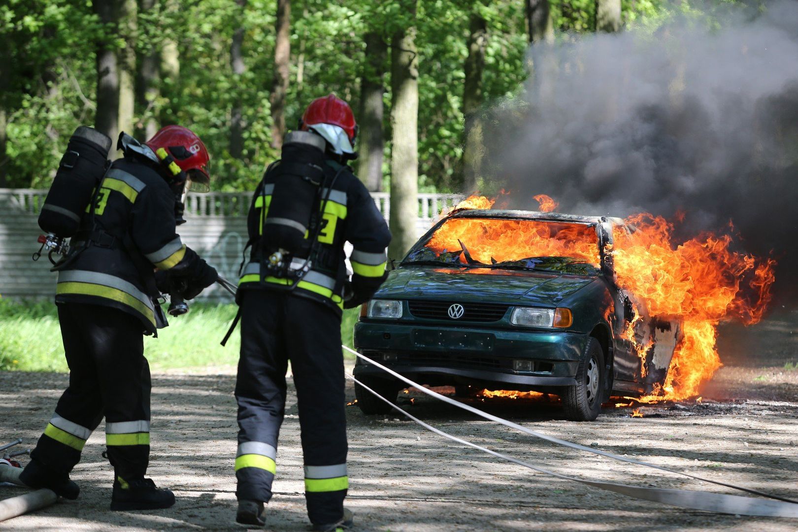 Mieszkanka Jastrzębia podpaliła auto swego partnera. Przed policją schowała się w jego wersalce