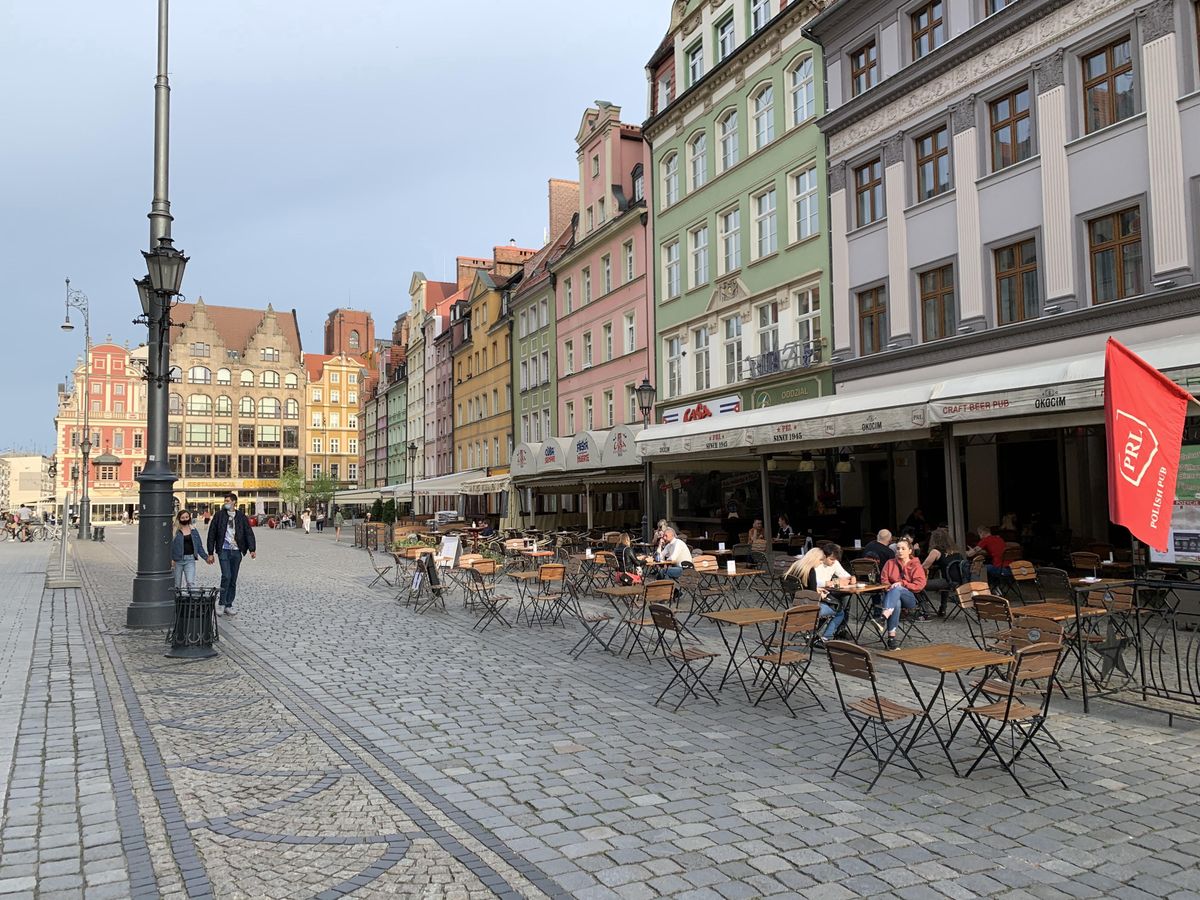 Wrocław. Ogromne zmiany w centrum miasta wskutek pandemii. Ograniczenia dla samochodów pomogą restauratorom