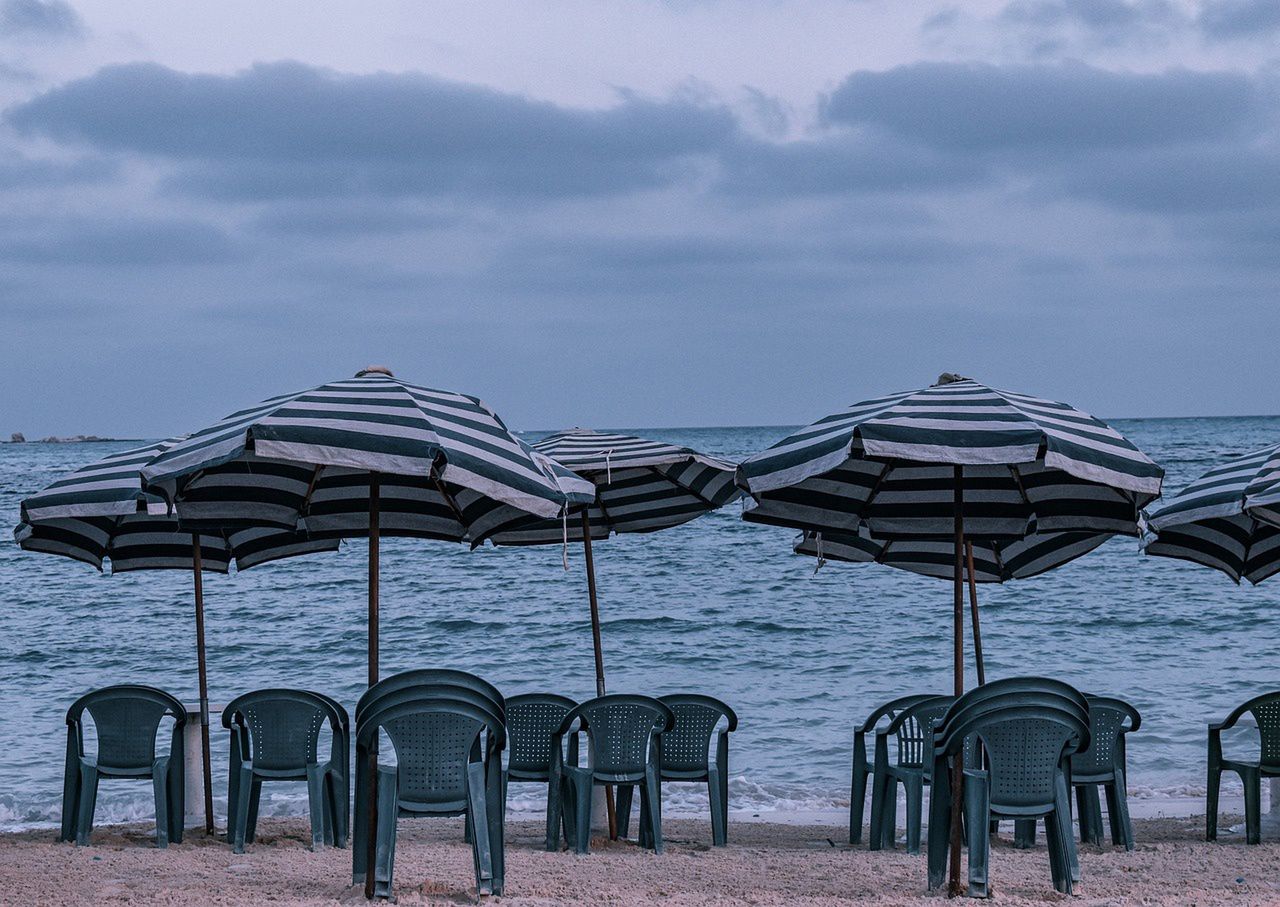 W kobietę wbił się parasol plażowy. Teraz mąż pozywa producenta sprzętu