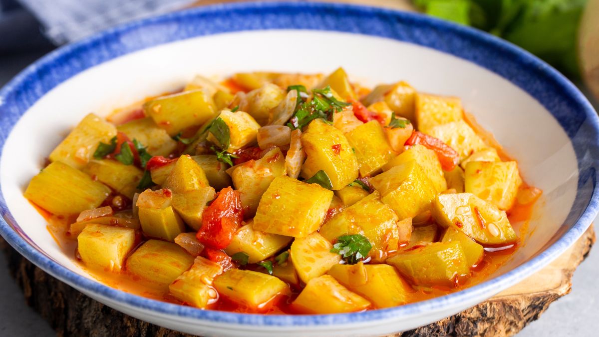 Cukinia po turecku z oliwą, pomidorami i czosnkiem