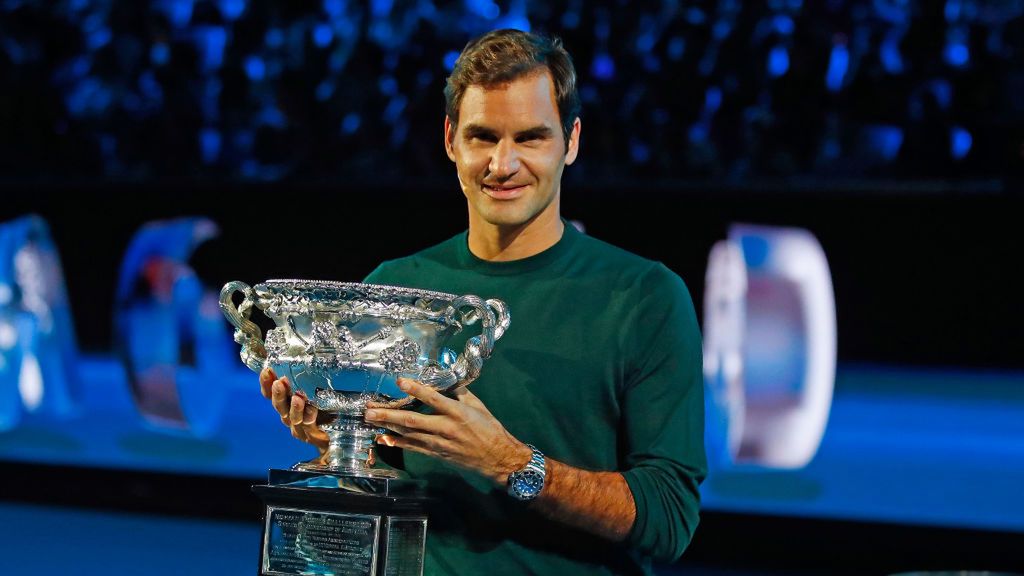 Roger Federer z trofeum dla zwycięzcy podczas ceremonii losowania głównej drabinki Australian Open 2018