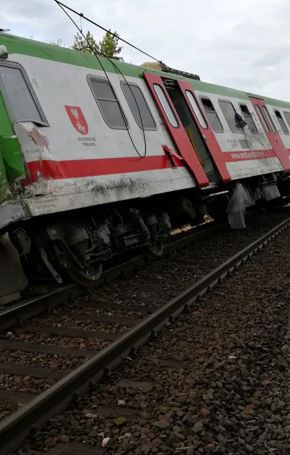 Po zderzeniu jeden człon jednostki elektrycznej wypadł z szyn
