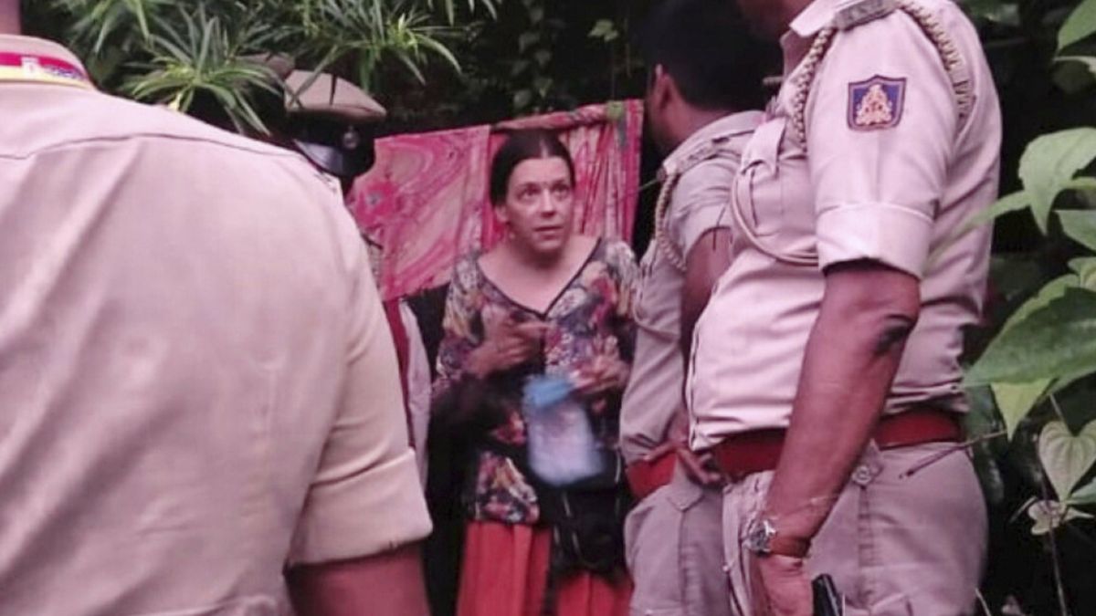 Kobieta mieszkała z córkami w jaskini 