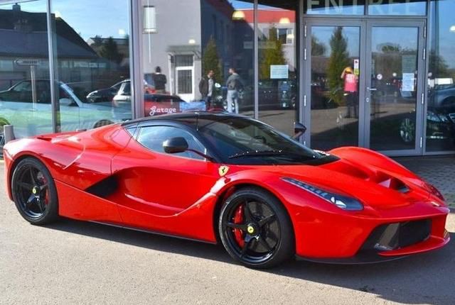 Nowiutkie LaFerrari na sprzedaż. Kosztuje prawie 13 mln zł