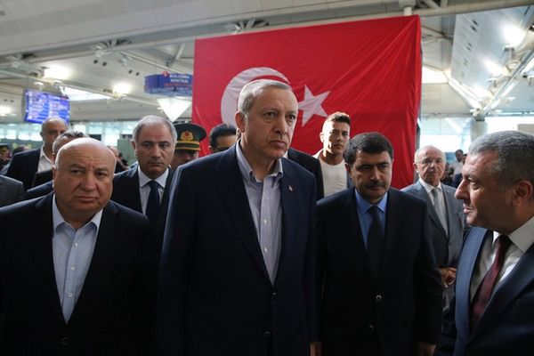Erdogan wezwał naród do przeciwstawienia się "próbie zamachu stanu"