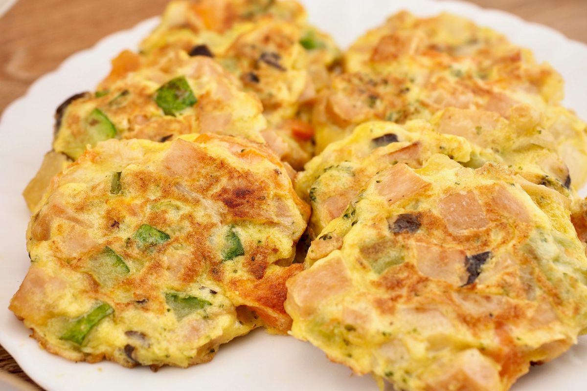 Siekam kurczaka i smażę. Kotleciki tak delikatne, że nawet teściowa zachwala