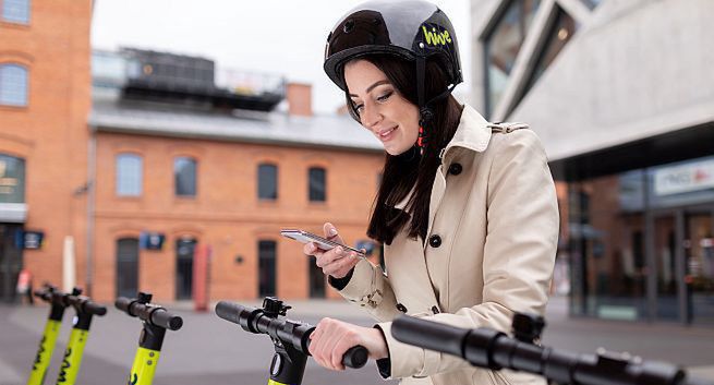 Wypożyczalnia elektrycznych hulajnóg hive dostępna w Warszawie. 2,50 zł na start i 0,45 zł za minutę jazdy