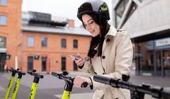 Wypożyczalnia elektrycznych hulajnóg hive dostępna w Warszawie. 2,50 zł na start i 0,45 zł za minutę jazdy