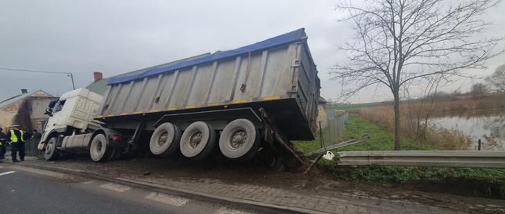 TIR uderzył w budynek mieszkalny jednorodzinny. Mamy foto