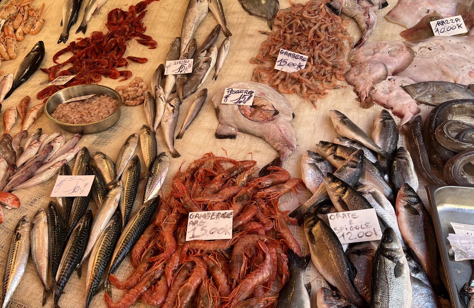 Na najsłynniejszym targu owoców morza Mercato della Pescheria