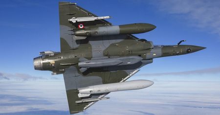 Francja zmodernizowała słynne myśliwce Mirage. Mogą przenosić bomby