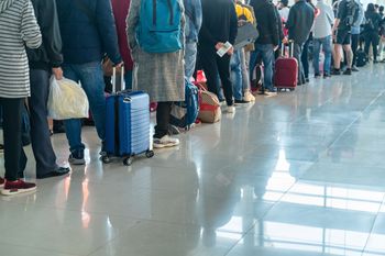 Zostawiła córkę na lotnisku i poleciała na wakacje sama. Powód zaskakuje
