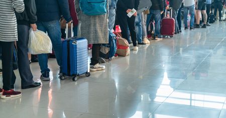 Zostawiła córkę na lotnisku i poleciała na wakacje sama. Powód zaskakuje