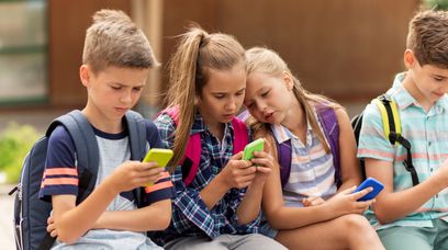 Telefony w szkołach. Czy ich zakaz pomoże uczniom?