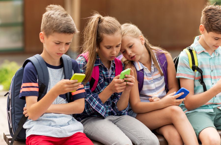 Czy zabranie uczniom telefonów w szkołach naprawdę im pomoże?
