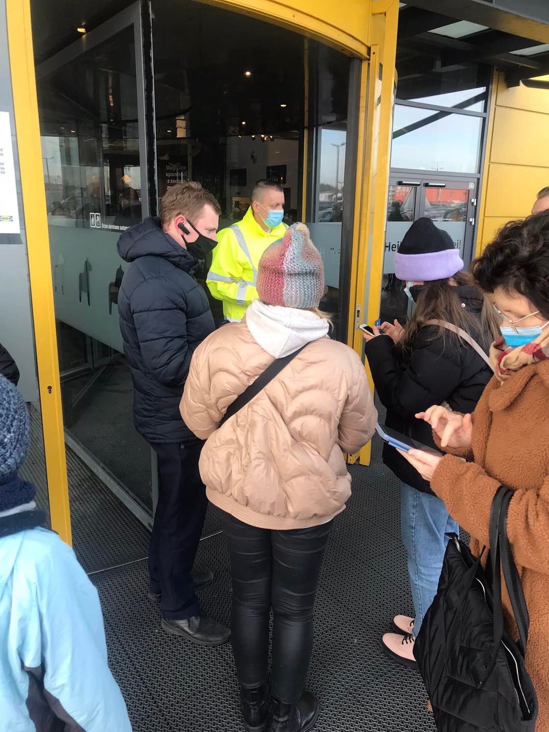 Kolejki przed sklepami IKEA i weryfikacja paszportów covidowych