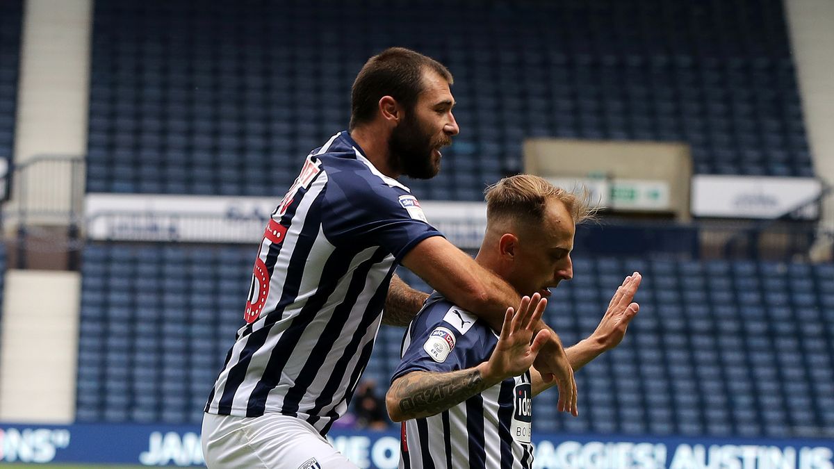 Getty Images / David Rogers / Na zdjęciu: Kamil Grosicki i wskakujący na niego Charlie Austin