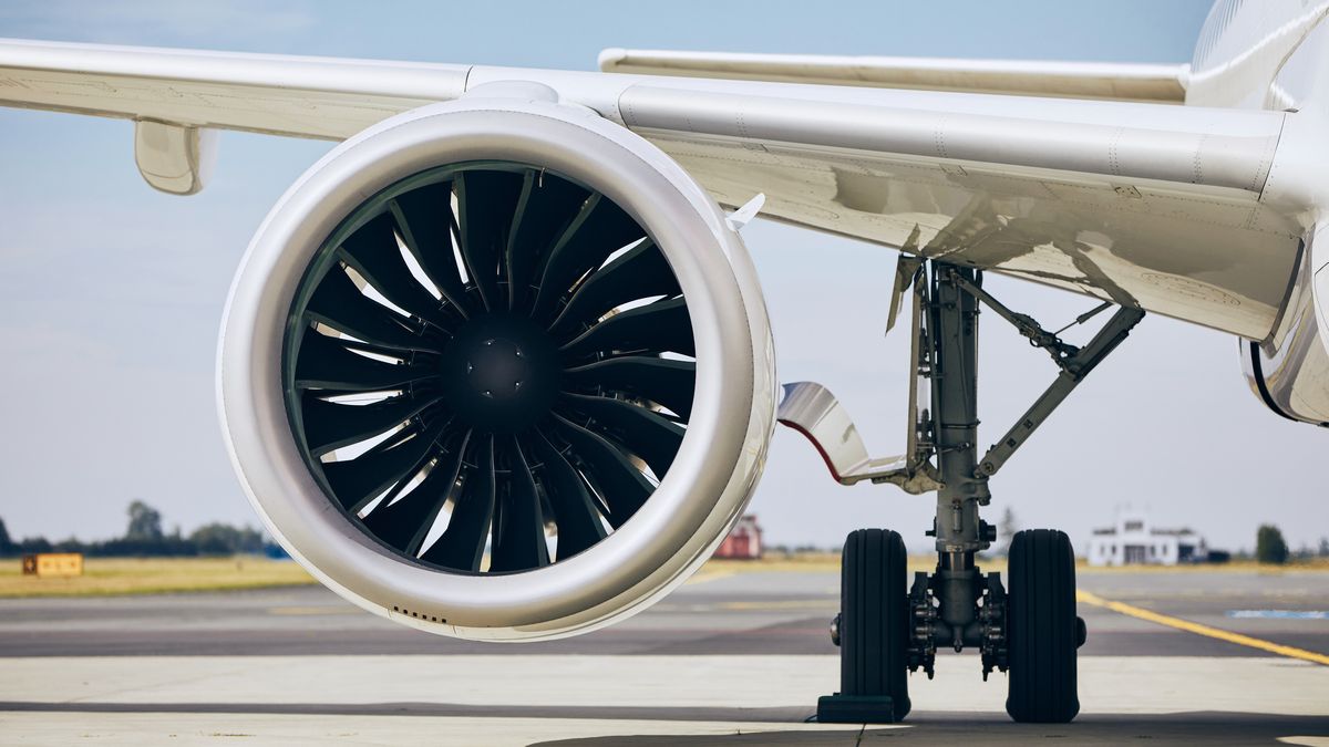 Nie należy podchodzić do silników, gdy nie zostaną całkowicie wyłączone