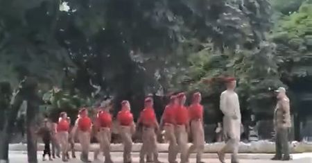 Dziecięce oddziały w Mariupolu. W mundurach maszerują przez miasto