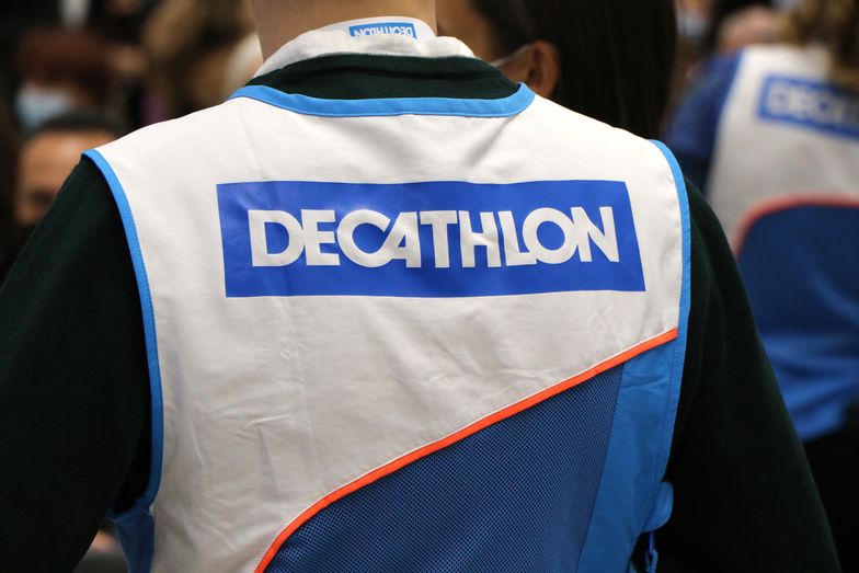 Decathlon ma obchodzić sankcje i robić interesy w Rosji. Wyniki dziennikarskiego śledztwa