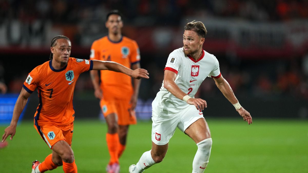 ROTTERDAM, NETHERLANDS - SEPTEMBER 04: Matty Cash of Poland gets past Xavi Simons of the Netherlands during the FIFA World Cup 2026 qualifier match between Netherlands and Poland at De Kuip on September 04, 2025 in Rotterdam, Netherlands. (Photo by Alex Bierens de Haan - UEFA/UEFA via Getty Images)