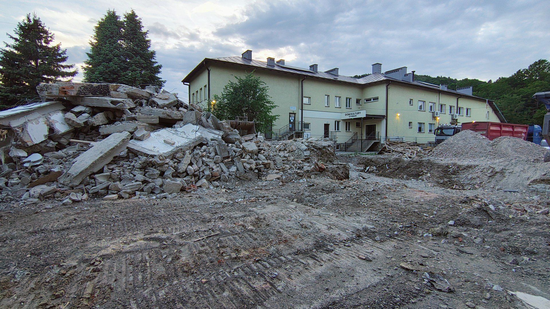 Szymbark, wyburzanie restauracji Watra