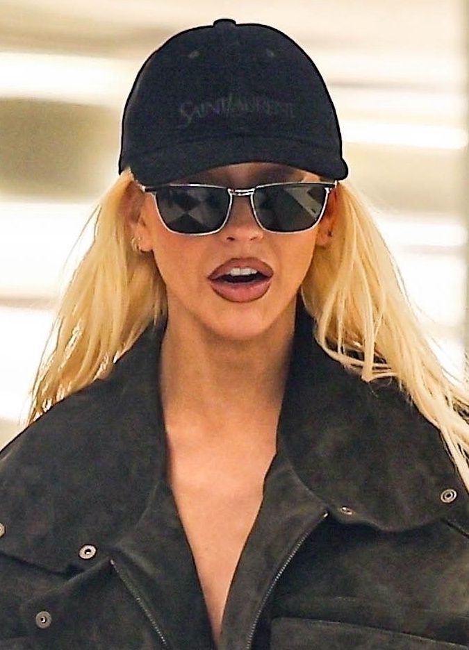Christina Aguilera w kozakach snuje się po centrum handlowym