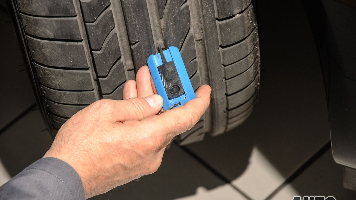 Nowa opona ma bieżnik o głębokości nawet 9 mm. Zużyta - mniej niż 1,6 mm. Starta guma trafia bezpośrednio do wody.