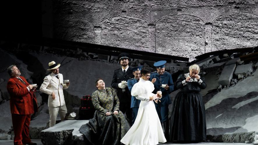 Jörg Schneider (Doktor), Mikołaj Trąbka (Tuzenbach), Aryeh Nussbaum Cohen (Olga), Anthony Robin Schneider (Solyony), Seiyoung Kim (Rodé), Dennis Orellana (Irina), Kristofer Lundin (Fedotik), Aleksander Teliga (Anfisa) © SF/Monika Rittershaus