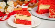 Biało-czerwone ciasto to idealny deser na 11 listopada. Wygląda zjawiskowo, a smakuje jeszcze lepiej