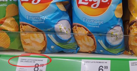 Chciał kupić popularne chipsy. Gdy wziął opakowanie do ręki, załamał się