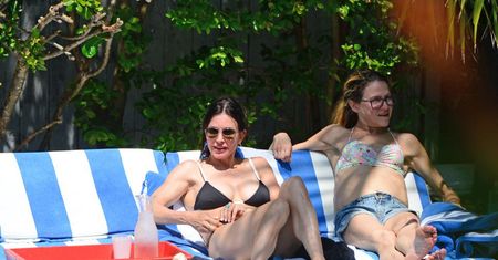 52-letnia i "naturalna" Courtney Cox opala się w bikini (ZDJĘCIA)