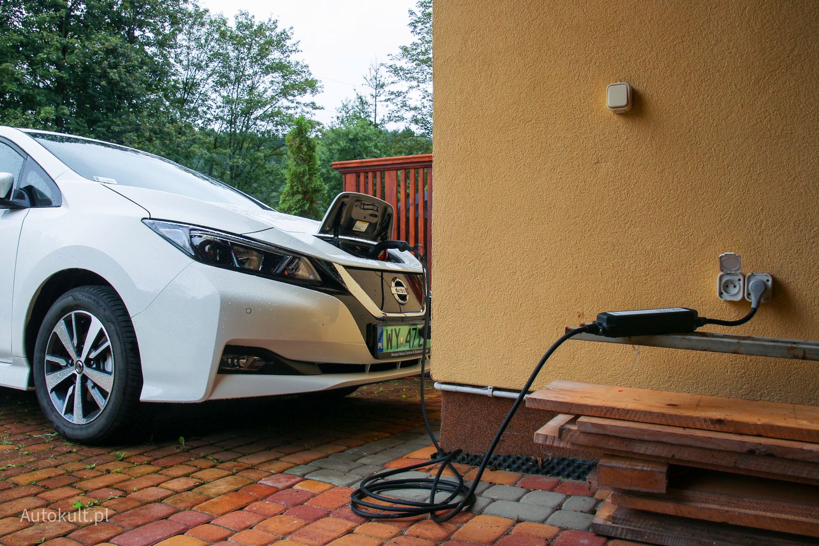 Auto elektryczne można naładować z gniazdka - to duże ułatwienie