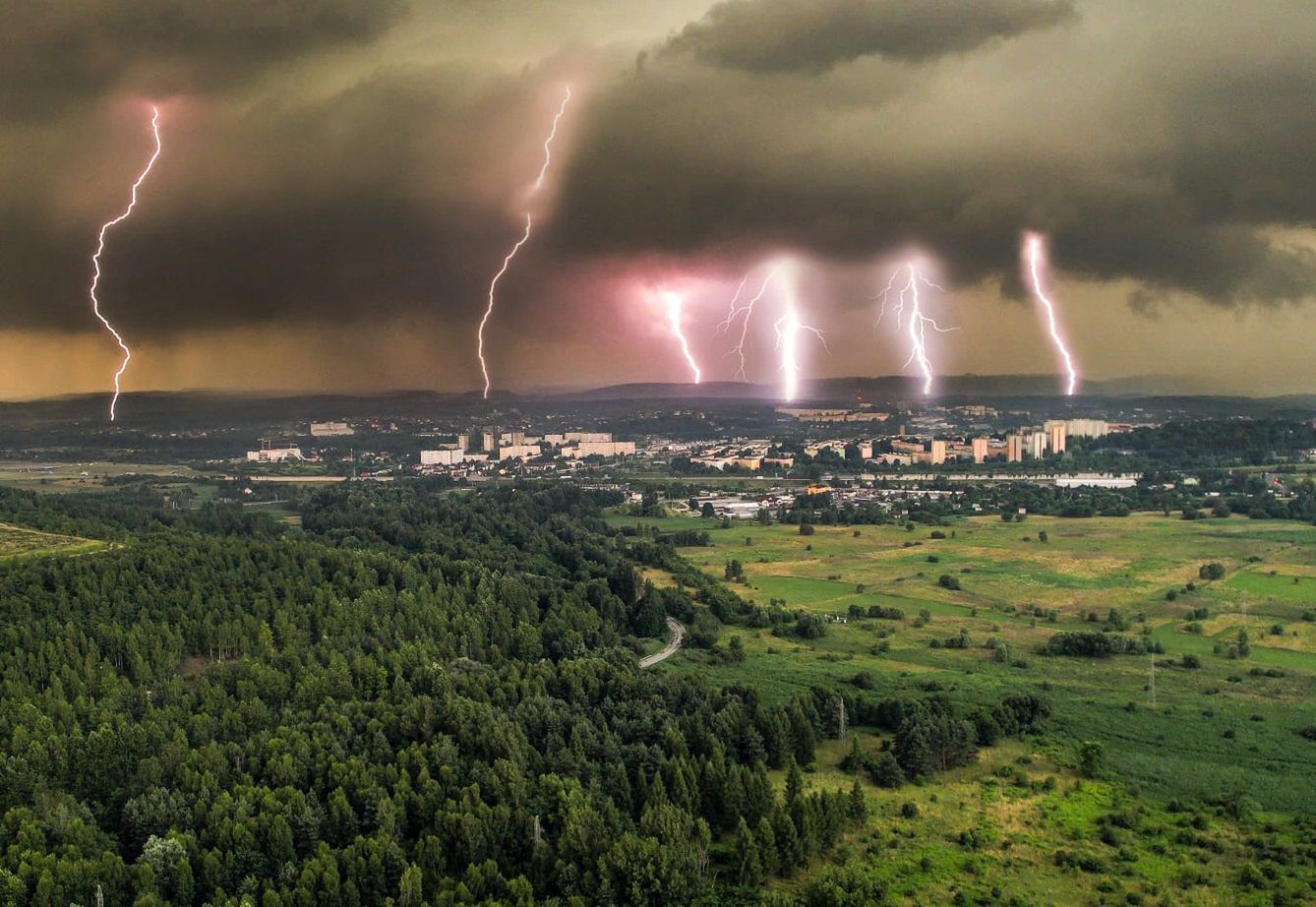 Burza nad Małopolską. Sześć piorunów w jednym miejscu. Niesamowite ujęcie