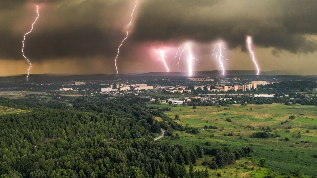 Aż 6 piorunów uderzyło w jedno miejsce