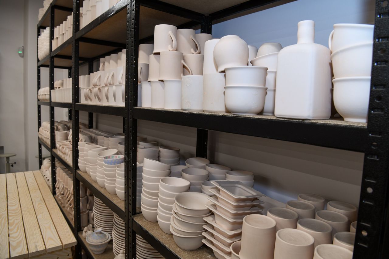 Ceramiczne biskwity w pracowni ceramiki, fot.: Adrian Kowalski, Urząd Miasta Bolesławiec