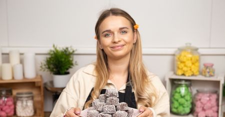 Czekoladowo-kokosowe kostki od lat robi moja mama. Cała rodzina się nimi zajada