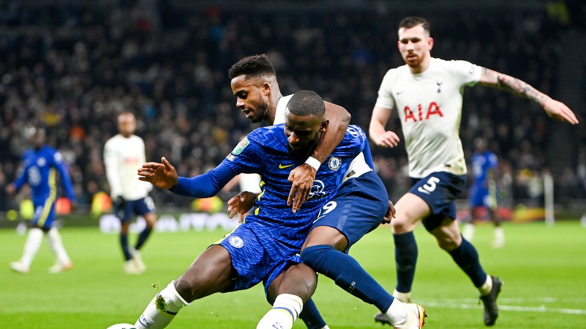 Ryan Sessegnon i Antonio Rudiger (z przodu) walczą o piłkę