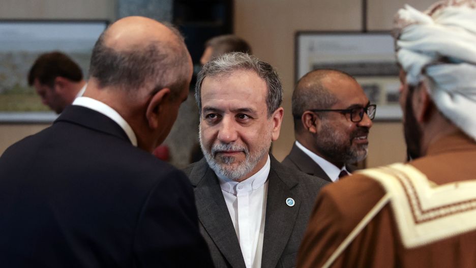 Iranian Foreign Minister Abbas Araghchi (C) speaks with participants of the 51st Session of the Organization of Islamic Cooperation (OIC) Council of Foreign Ministers in Istanbul, Turkey, 21 June 2025. The 51st Session of the Session of the OIC Council of Foreign Ministers meeting will be held in Istanbul from 21 to 22 June 2025. EPA/ERDEM SAHIN Dostawca: PAP/EPA.