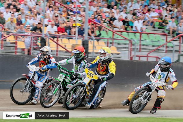 Mateusz Wieczorek (żółty kask) przedłużył kontrakt z KSM Krosno