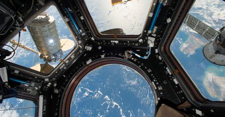 NASA: Astronauci mają nowe zadanie. Będą nagrywać filmy z produktami Estée Lauder